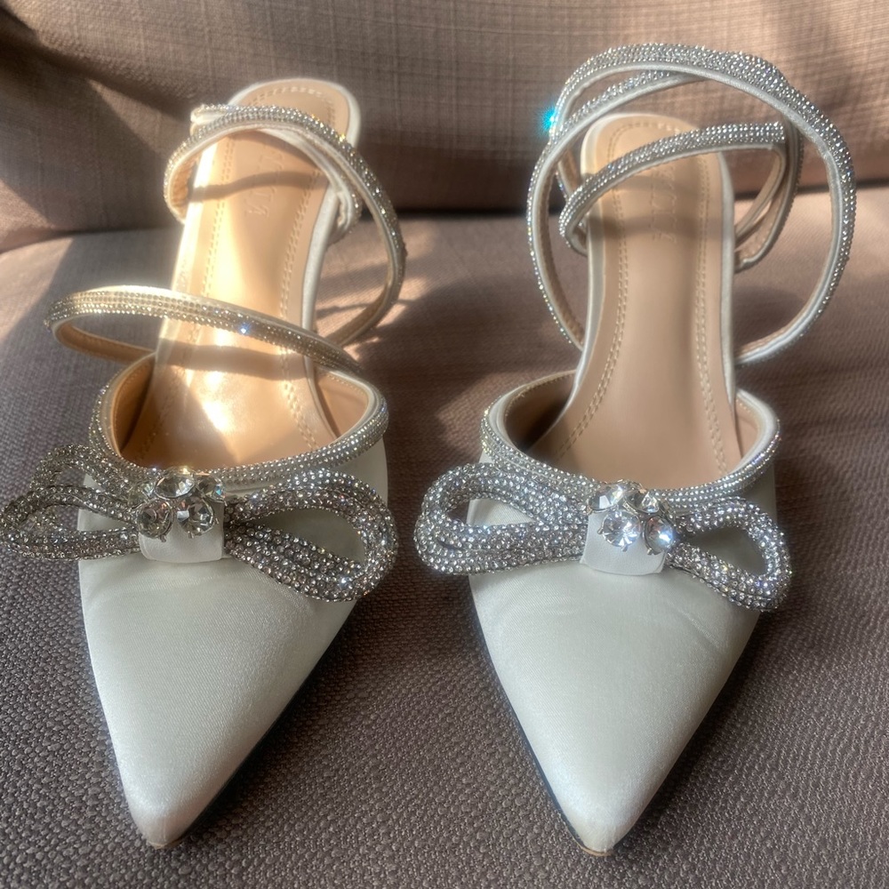 Satin high heel, double bow rhinestone heel. Great for engagement, wedding, etc - Picture 2 of 8
